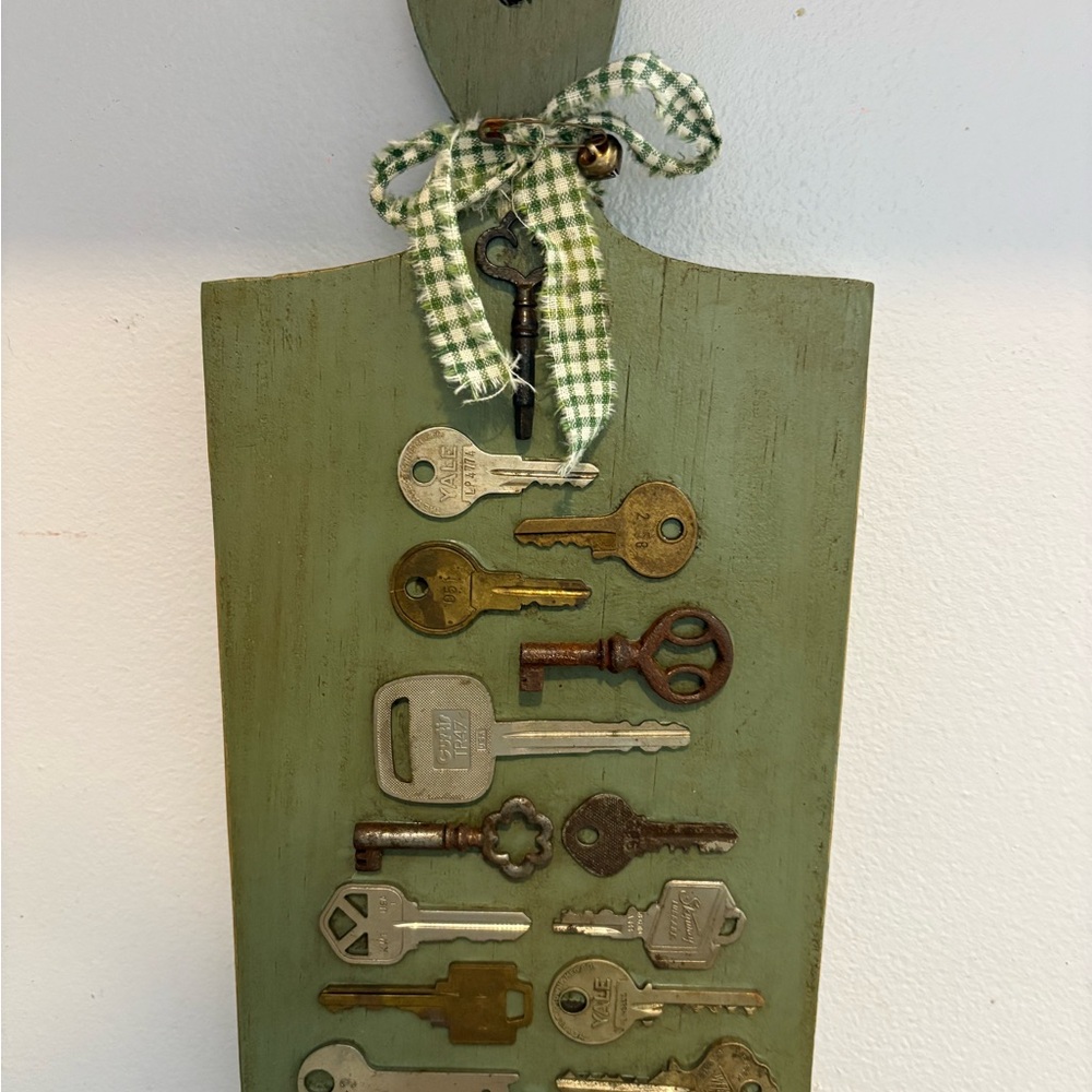 Vintage-Inspired Green Tree Key Wall Decor